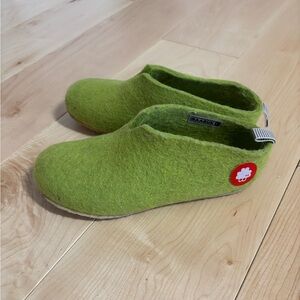 Baabuk Green boiled Wool Slippers kids